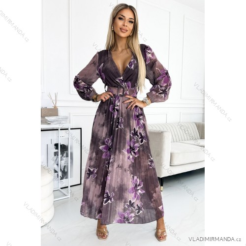 520-1 Langes Kleid aus plissiertem Chiffon mit Ausschnitt, langen Ärmeln und breitem Gürtel – lila große Blumen