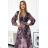 520-1 Langes Kleid aus plissiertem Chiffon mit Ausschnitt, langen Ärmeln und breitem Gürtel – lila große Blumen