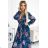519-3 Langes Kleid aus plissiertem Chiffon mit Ausschnitt, langen Ärmeln und Gürtel – Blau mit Blumen