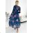 519-3 Langes Kleid aus plissiertem Chiffon mit Ausschnitt, langen Ärmeln und Gürtel – Blau mit Blumen