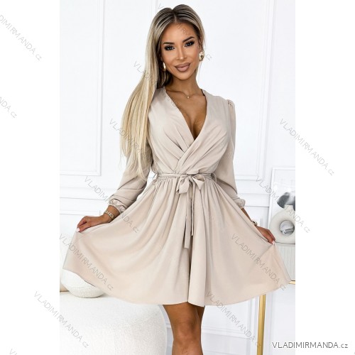 339-4 BINDY Feminines Kleid mit Ausschnitt und Gürtel – Beige