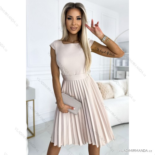 311-14 LILA Plissiertes Kleid mit kurzen Ärmeln und Gürtel – Beige
