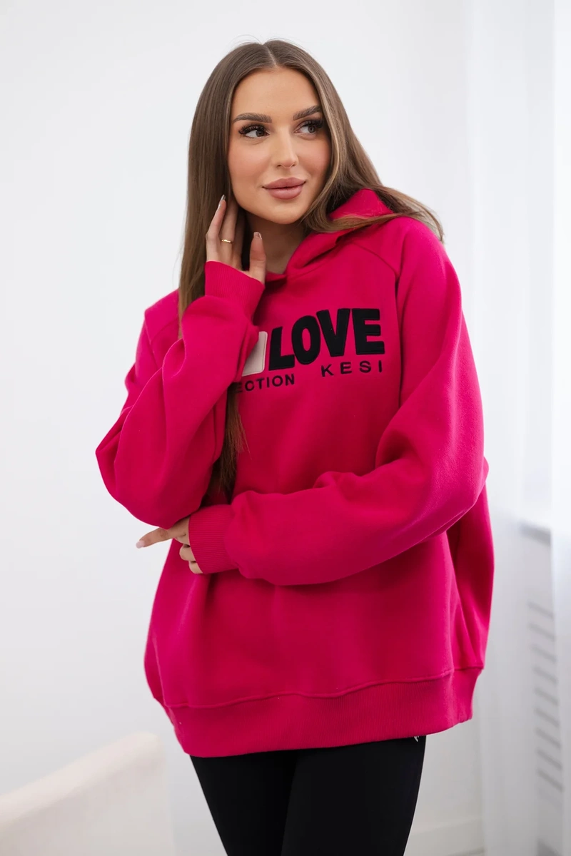 Isoliertes Baumwoll-Sweatshirt mit fuchsiafarbener Kapuze