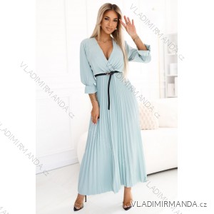 462-3 SERENA Plissiertes Maxikleid mit Ausschnitt, Gürtel und 3/4-Ärmeln - Pastel Sage