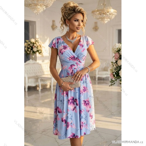 425-14 MATILDE Ausgestelltes Midikleid mit Wickelausschnitt und kurzen Ärmeln – blau mit rosa Blüten