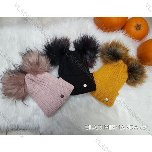 Wintermütze zwei Damen mit Flachs isoliert POLEN POL118245