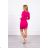 Kleid mit fuchsiafarbenem Ausschnitt